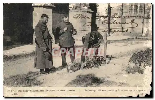 Ansichtskarte AK Officier d infanterie fleurissant une tombe Militaria