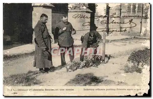 Cartes postales Officier d infanterie fleurissant une tombe Militaria