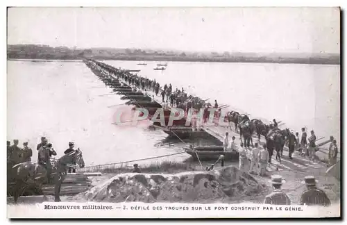 Cartes postales Defile Des Troupes Sur Le Pont Construit Par Le genie Militaria