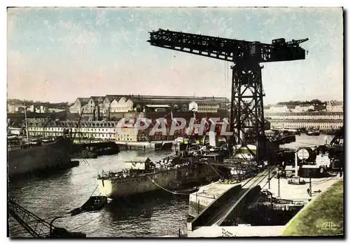 Cartes postales moderne Brest Croiseur en armement la Grue de L Arsenal Bateau