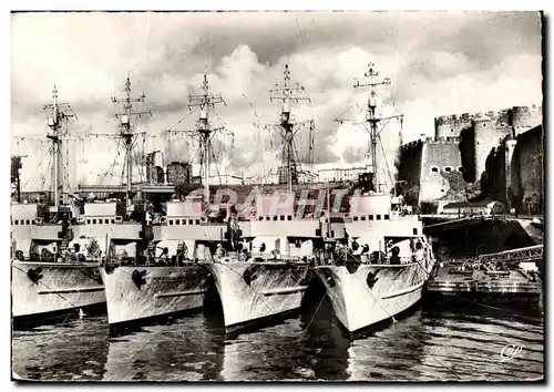 Cartes postales Brest Le Chateau Patrouilleurs A quai Bateaux