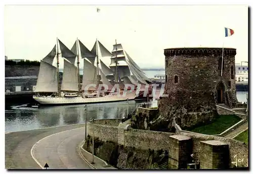 Cartes postales moderne La Bretagne En Couleurs devant le Chateau de Brest Bateau Voilier