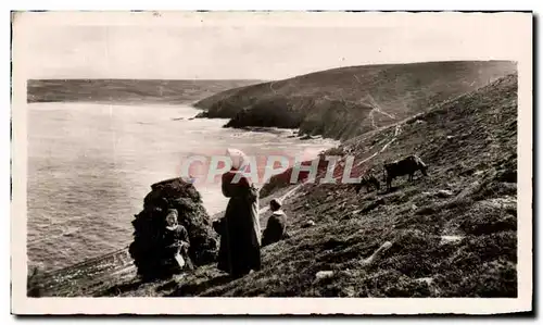 Cartes postales moderne Scenes Et Types Bretons Tricoleuses a La Pointe du Raz Et Baic des Trepasses