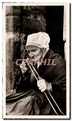 Cartes postales Scenes Et Types Bretons Vieille femme allumant sa pipe Folklore Costume