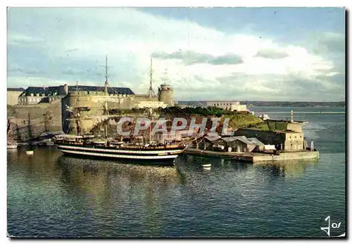 Cartes postales moderne Brest Bateau ecole Americo Vespuci devant le Chateau a l entree de la Penfeld