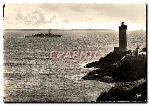 Cartes postales moderne Brest Le Phare du Minou et sortie du Jeanne d arc Bateau