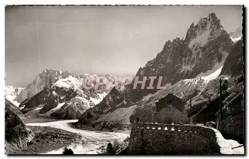 Cartes postales Chamonix Gare Du Montenvers Les Grandes Charmoz Massif des Jorasses