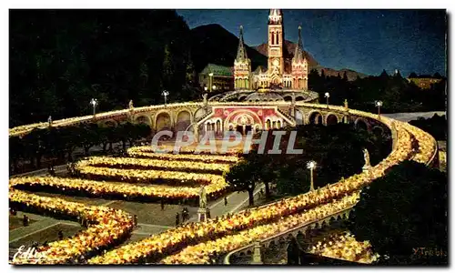 Cartes postales moderne Lourdes La Baslilque et la Procession aux Flambeaux