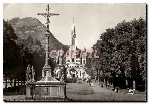 Cartes postales moderneA Lourdes La Basilique Et Le Calvoire Breton