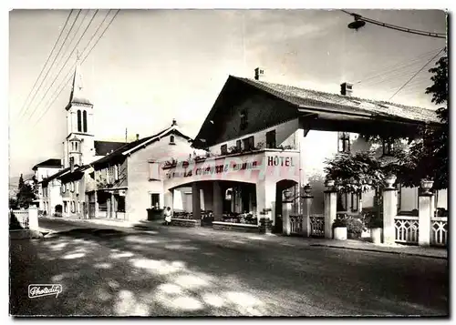 Cartes postales moderne Bons Saint Didier L Hotel La Couronne et la rue principale