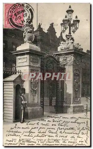 Cartes postales London Sentry at Buckingham Palace London