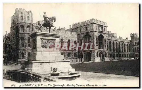 Ansichtskarte AK Windsor Castle The Quadrangle Showing Statue of Charles II