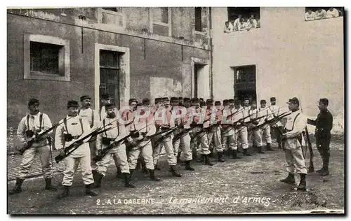 Cartes postales La Caserne Le maniement D Armes Militaria