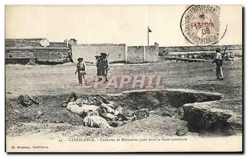 Cartes postales Casablanca Cadavres de Marocains jetes dans la fosse commune Militaria Campagne du Marc 1907 190