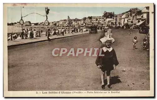Cartes postales Les Sables D olonne Vendee Petite Sablaise sur le remblai Folklore Costume