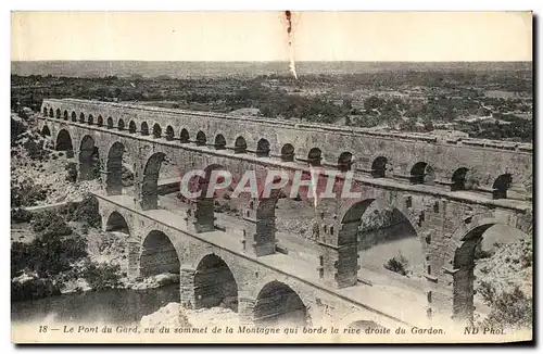 Cartes postales Le pont du Gard vu du Sommet de la montagne qui borde la rive droite du Gardon