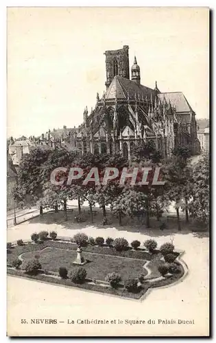 Cartes postales Nevers La Cathedrale et le Square du Palais Ducal