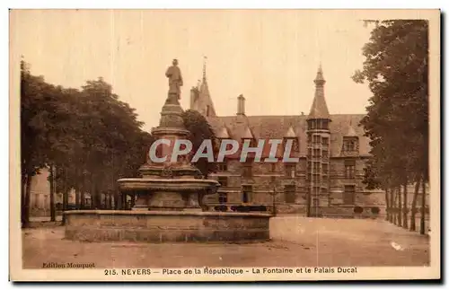 Ansichtskarte AK Nevers Place de la Republique La Fontaine et le Palais Ducal