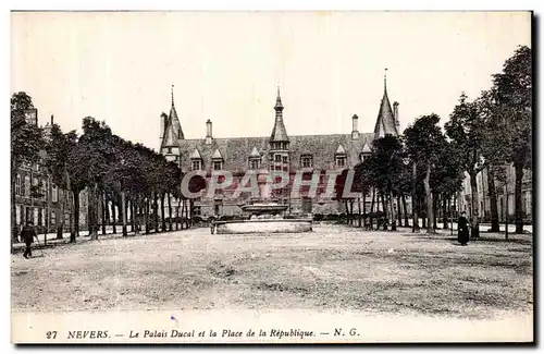 Ansichtskarte AK Nevers Le Palais Ducal et La Place de la Republique