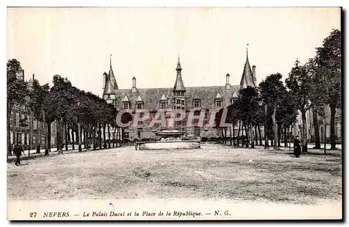 Cartes postales Nevers Le Palais Ducal et La Place de la Republique
