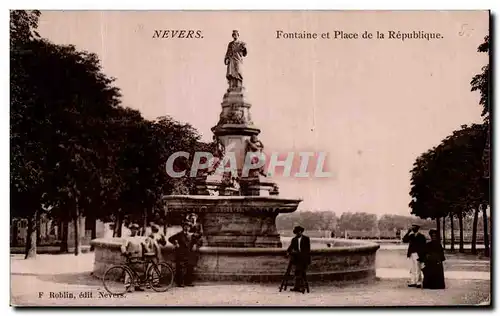 Cartes postales Nevers Fontaine et Place de la Republique
