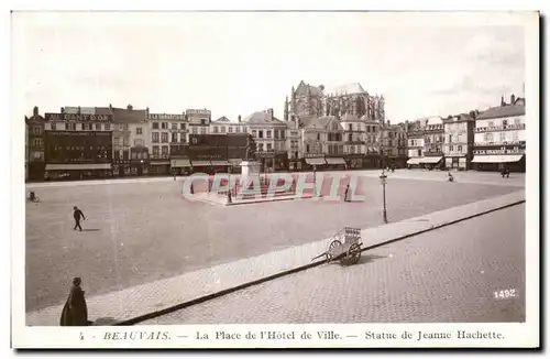 Cartes postales Beauvais La Place de l Hotel de Ville Statue de Jeanne Hachette