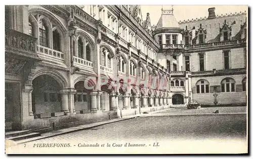 Ansichtskarte AK Chateau de Pierrefonds Colonnade et la Cour d Honneur