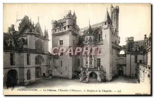 Ansichtskarte AK Pierrefonds La Chateau l Escalier d Honneur le Donjon et la Chapelle