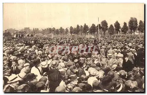 Cartes postales Lille Cinquantenaire des congres eucharistiquues internationaux Cardinal Liegart La foule evacue