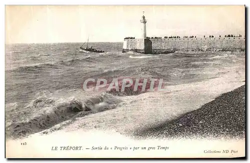 Cartes postales Le Treport Sortie du Progres Par Un Gros Temps Phare Bateau