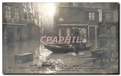 Cartes postales Paris La Grande Crue de la Seine Sauveteurs secourant une famille Quai des Grands Augustins