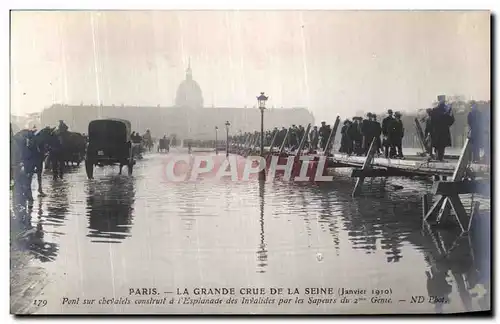 Cartes postales Paris La Grande Crue de la Seine Pont sur chevalets construit a l esplanade des Invalides par le