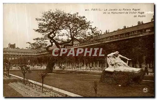 Cartes postales Paris Le Jardin du Palais Royal et le monument de Victor Hugo de Rodin