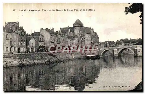 Ansichtskarte AK Laval Vue sur les Quais et le Vieux pont et le Chateau