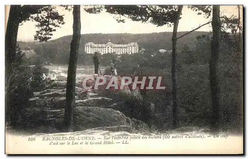 Ansichtskarte AK Bagnoles de L Orne Sur l extreme Pointe des Rochers Un coup d oeil sur le lac et la grand hotel