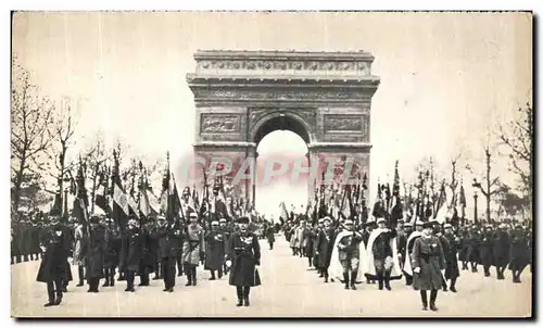 Cartes postales 11 Novembre Les drapeaux des regiments dissous Militaria