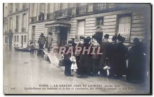 Cartes postales Paris La Grand Crue De la Seine Ravitaillement des habitants de la rue de Constantine par servic