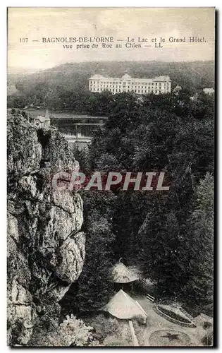 Cartes postales Bagnoles de l Orne Le Lac et le Grand Hotel vue prise du Roc au Chien