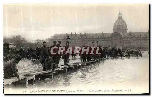 Cartes postales Paris Inondations Construction d une Passerelle