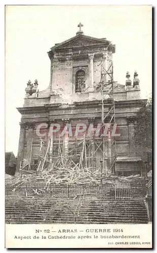 Ansichtskarte AK Arras Guerre Aspect de la Cathedrale Apres Le Bombardement Militaria