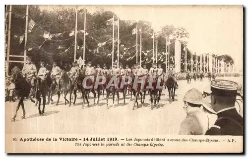 Ansichtskarte AK Apotheose de la Victoire Les Japonais Defilent Avenue des Champ Elysees Militaria