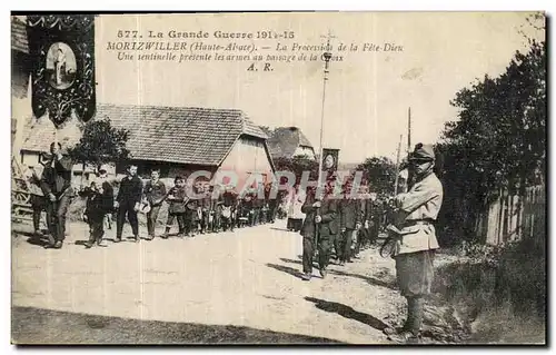 Cartes postales Mortzwiller La Processions de la Fete Dieu Une sentinelle presente les armes au passage de la Cr