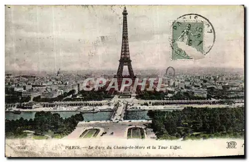 Cartes postales Paris Le Parc du Champ de Mars et la Tour Eiffel