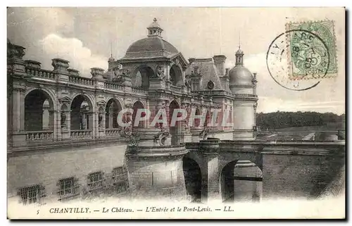 Cartes postales Chantilly Le Chateau L entree et le pont levis