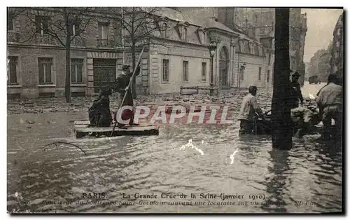 Cartes postales Paris La Grande Crue de la Seine Concierge du boulevard Saint Germain sauvant une locataire