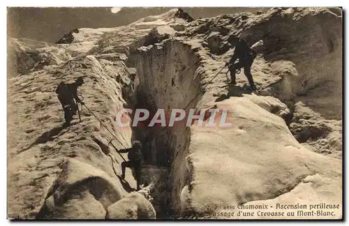 Ansichtskarte AK Chamonix Ascension Perilleuse Passage d une crevasse au Mont Blanc Alpinisme