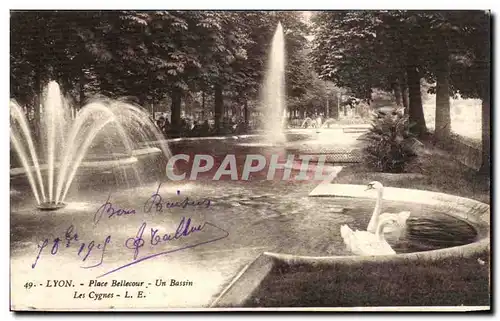 Cartes postales Lyon Place Bellecour Un Bassin Les Cygnes