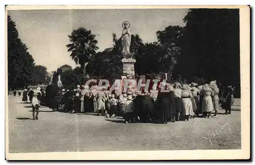 Ansichtskarte AK Lourdes Pelerins La Vierge Couronnee