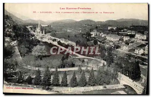 Cartes postales Lourdes vue Plongeante sur l esplanade et la basilique
