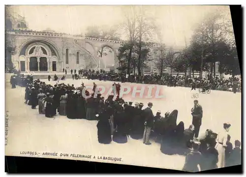 Ansichtskarte AK Lourdes Arrivee D un Pelerinage A La Basilique